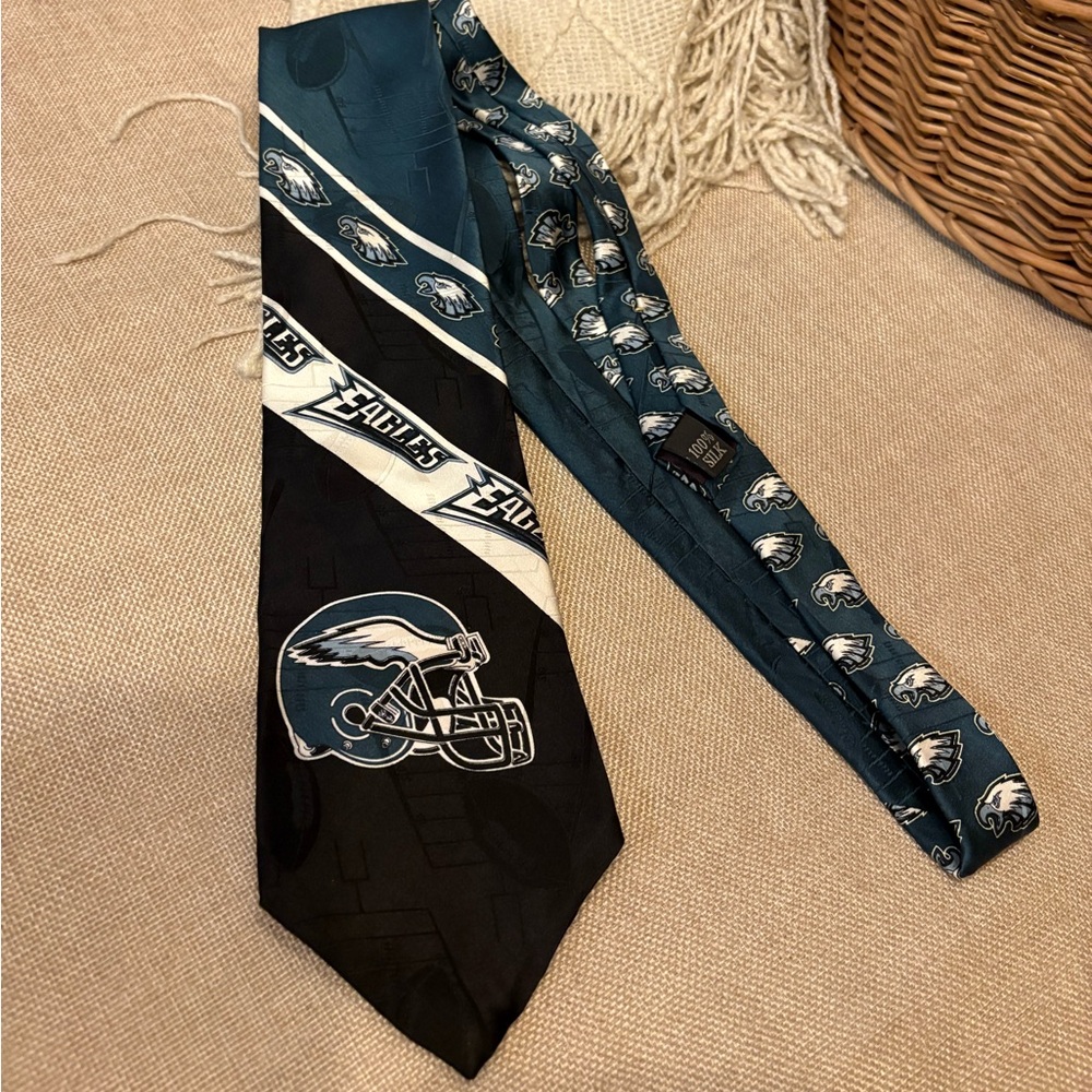 Eagles silk tie. NFL